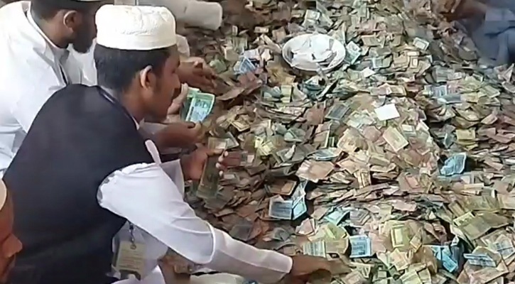 পাগলা মসজিদের দানবাক্সে মিলল ২৯ বস্তা টাকা